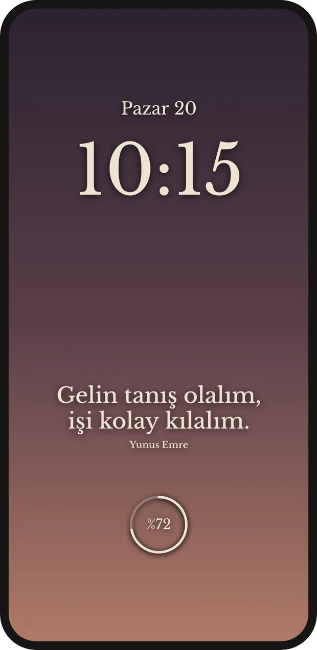 10:15'i gösteren büyük bir saat, bir alıntı ve küçük bir pil halkası olan bir kilit ekranı.
